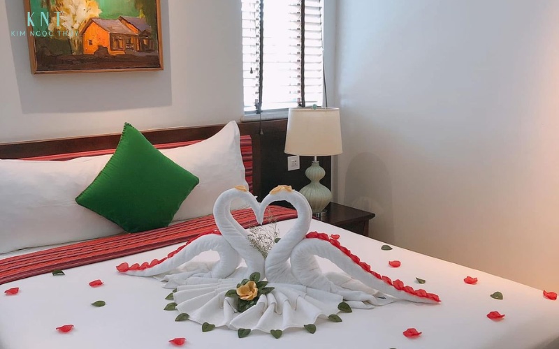 Phòng tân hôn được chuẩn bị sạch sẽ, gọn gàng và sẵn sàng cho ngày cưới