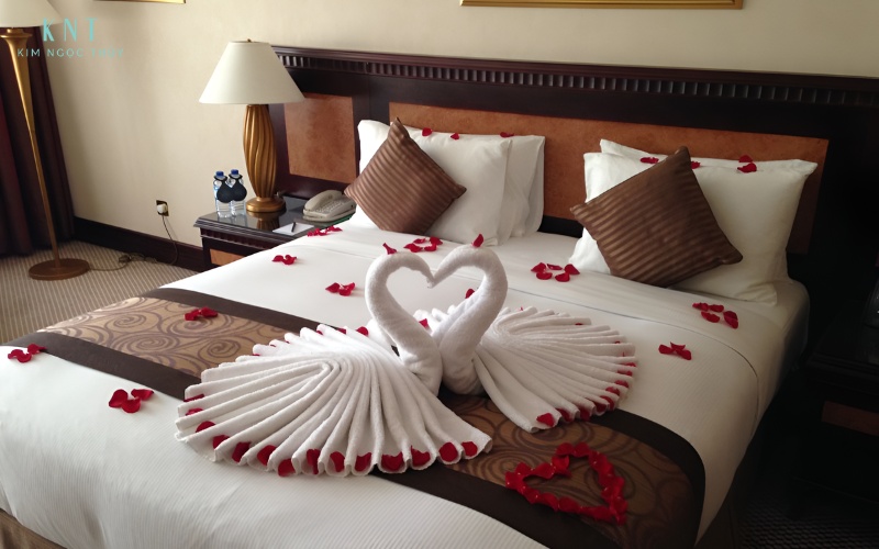 Giường cưới được chuẩn bị trang trọng, tuân theo những kiêng kỵ truyền thống