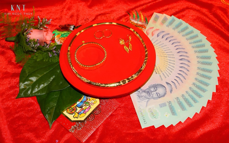 Sính lễ cưới bao gồm trang sức và tiền, thể hiện lòng thành của nhà trai với nhà gái