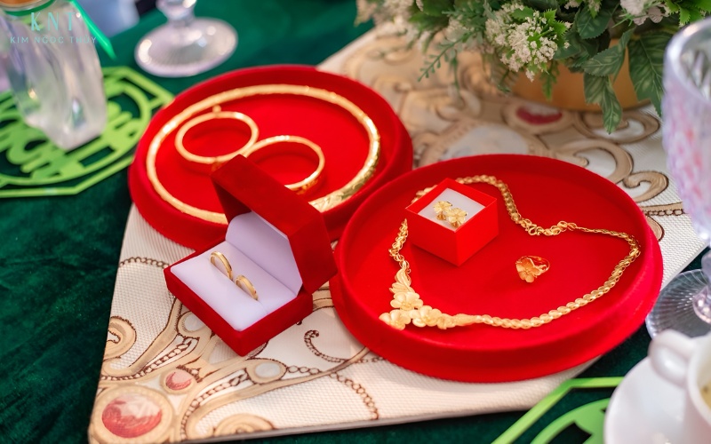 Tiền nạp tài và vàng cưới được chuẩn bị kỹ lưỡng, phù hợp với thỏa thuận hai gia đình
