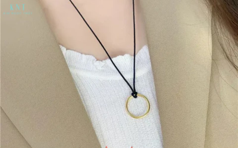 Lồng nhẫn vào dây chuyền để không gây vướng khi làm việc hoặc vận động