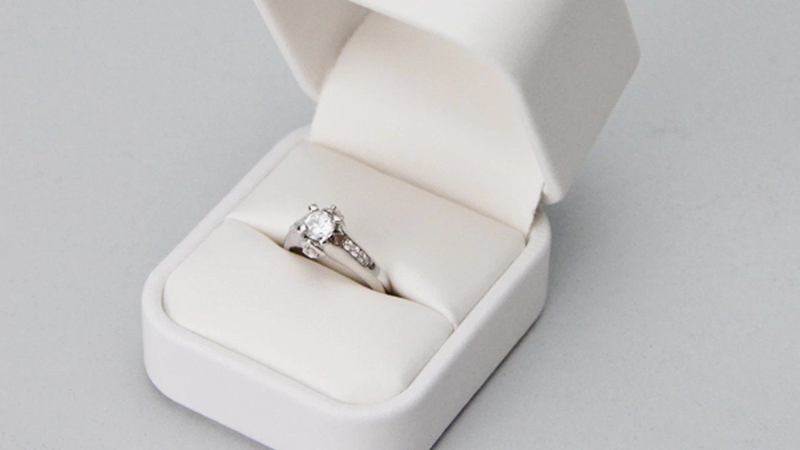 Khi không đeo, bạn nên bảo quản nhẫn trong hộp nhung