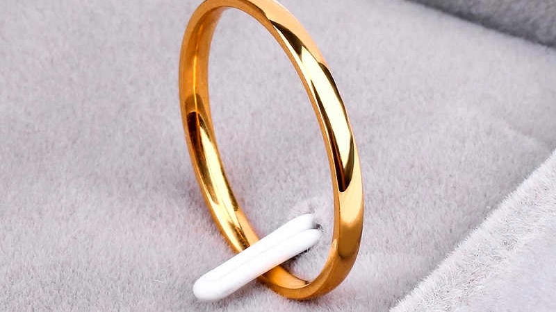 Vàng 96 thường có màu vàng đậm, bóng và khá ấm