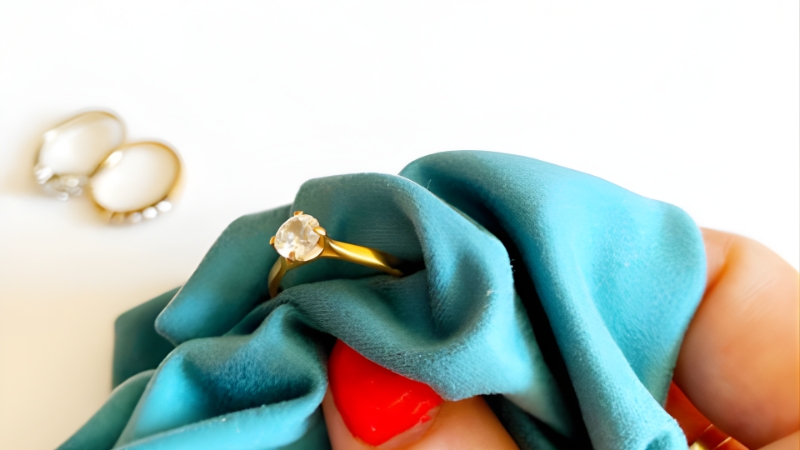 Sau khi vế inh, bạn có thể lau bằng khăn mềm khô