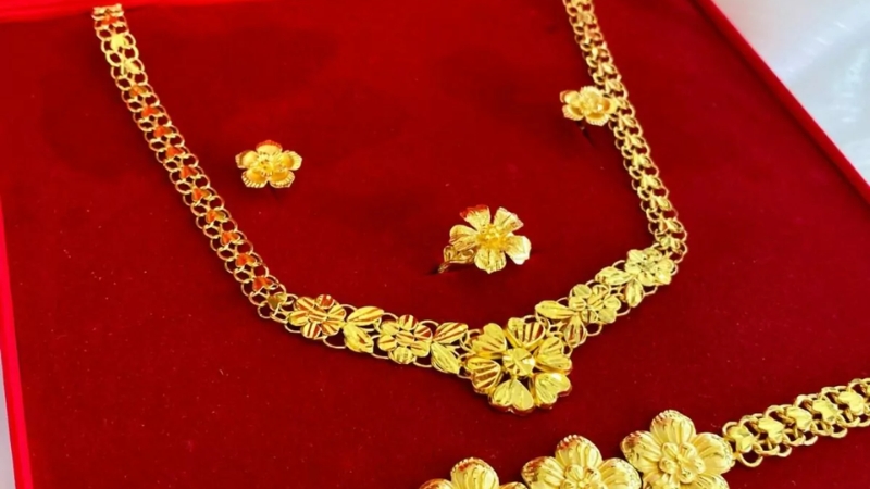 Dây chuyền vàng 18K trong bộ trang sức cưới
