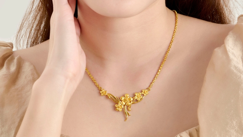 Dây chuyền và kiềng cổ giúp cô dâu thêm phần nổi bật