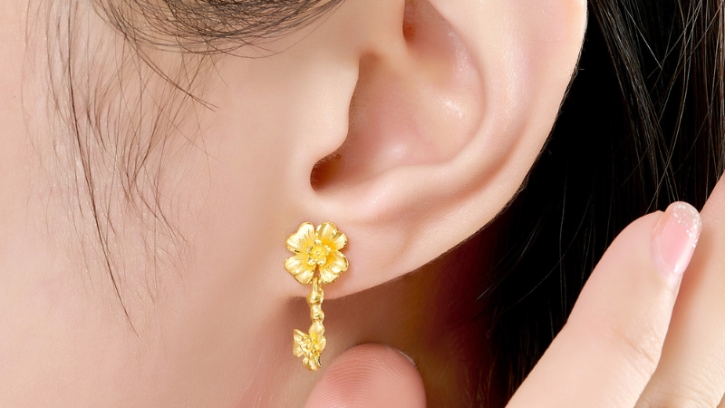 Lắc tay cùng bông tai là những trang sức làm bộ vàng cưới thêm phần đầy đặn cân đối