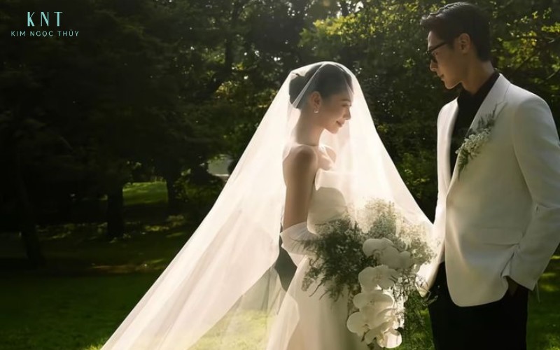 “Khăn voan nhẹ nhàng tôn lên vẻ tinh khôi và khoảnh khắc thiêng liêng của cô dâu trong ngày cưới