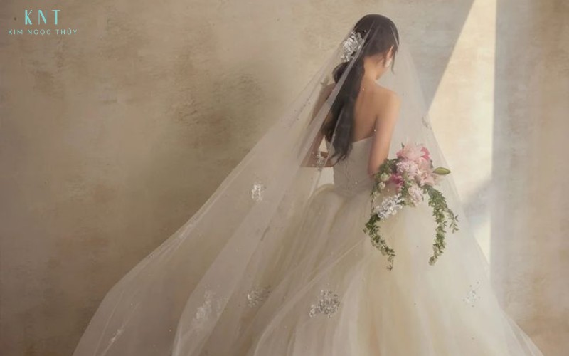 Veil dài tạo hiệu ứng mềm mại, tôn dáng váy cưới và tăng cảm giác trang trọng khi cô dâu bước đi