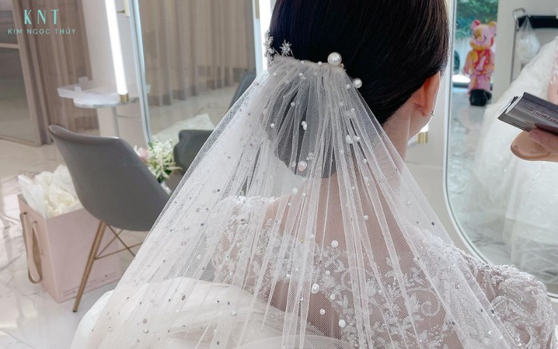 Veil đính ngọc trai tạo điểm nhấn tinh tế, giúp cô dâu trông nhẹ nhàng và nổi bật hơn khi chụp ảnh