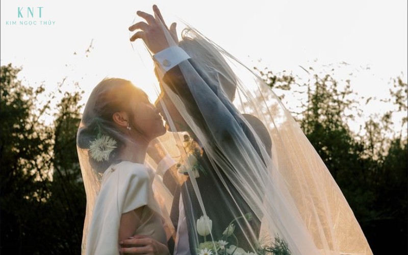 Lớp voan mỏng giúp khoảnh khắc chụp ảnh cưới thêm lãng mạn và giàu cảm xúc