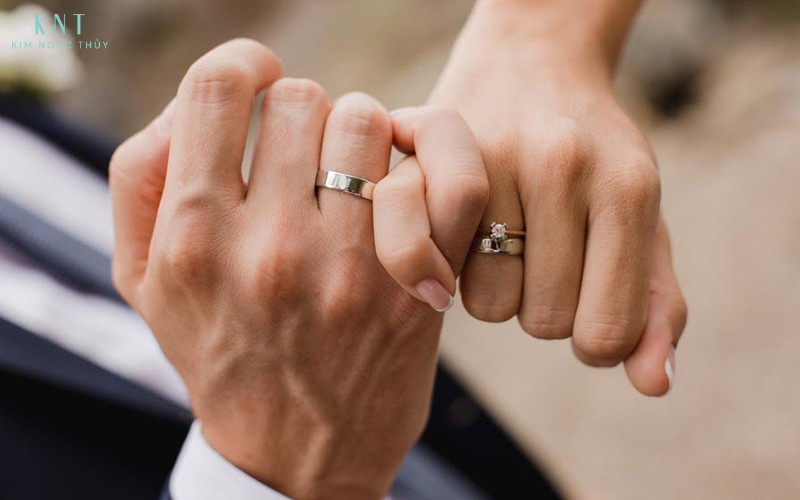Nhẫn cưới trơn thể hiện sự gắn bó, thấu hiểu và đồng hành trong hôn nhân