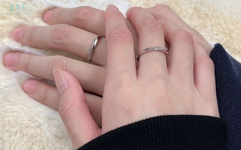 Nhẫn đôi mang ý nghĩa gắn kết tình cảm khi cả hai cùng tự nguyện và thoải mái đeo