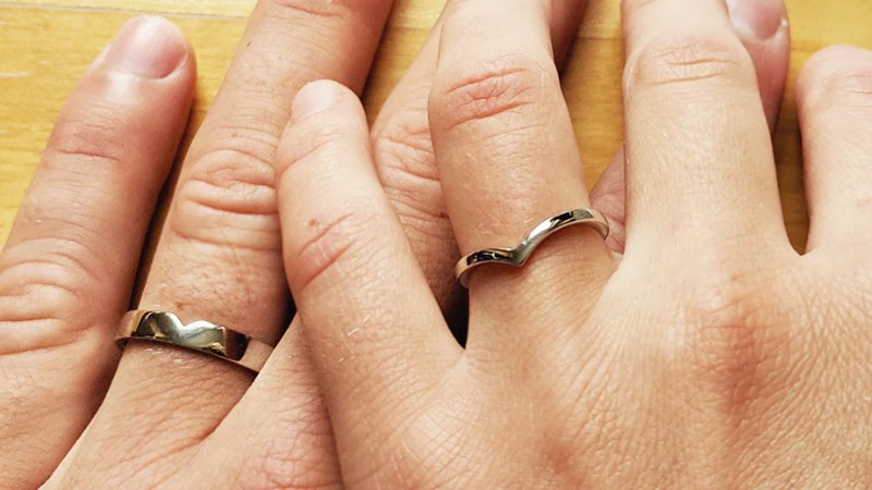 Trong văn hóa phương Tây, ngón áp út tay trái gắn với khái niệm Vena Amoris