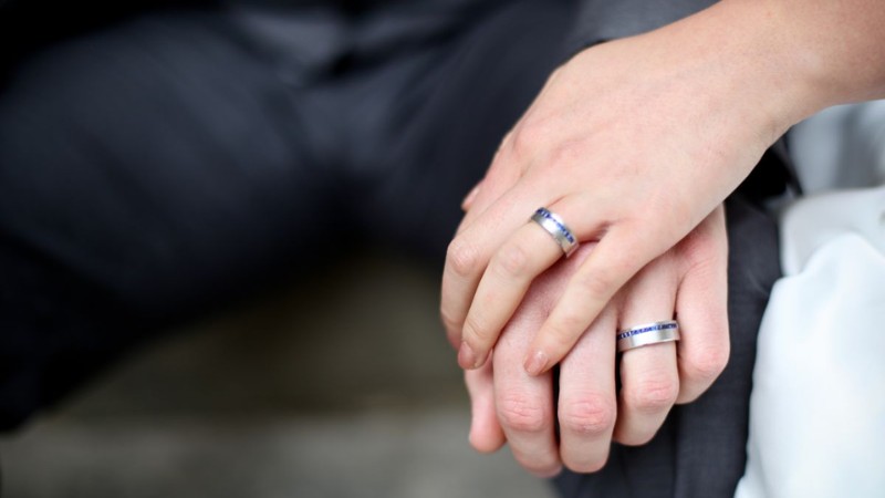 Ngón áp úp thường được xem là biểu tượng của tình yêu và sự cam kết