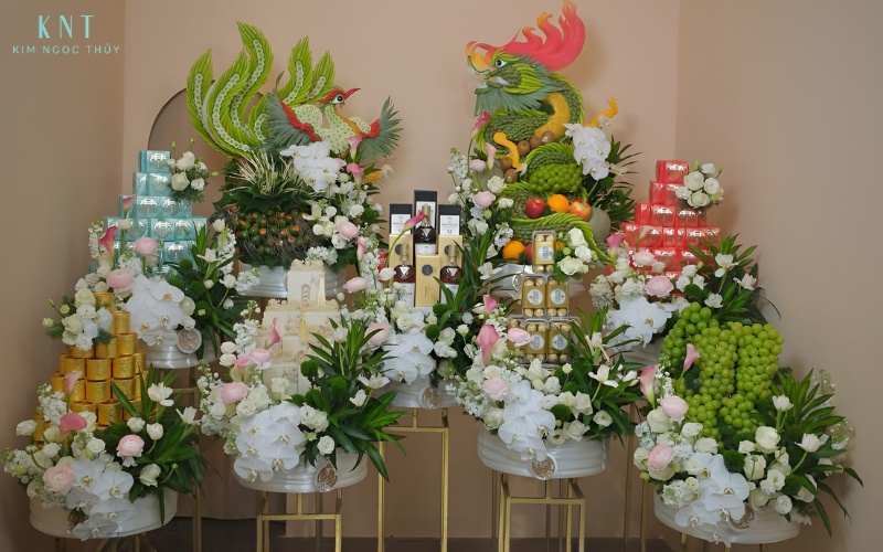 Bộ 9 tráp ăn hỏi trang trí tinh tế, đầy đủ lễ vật truyền thống thể hiện sự chuẩn bị chu đáo của nhà trai