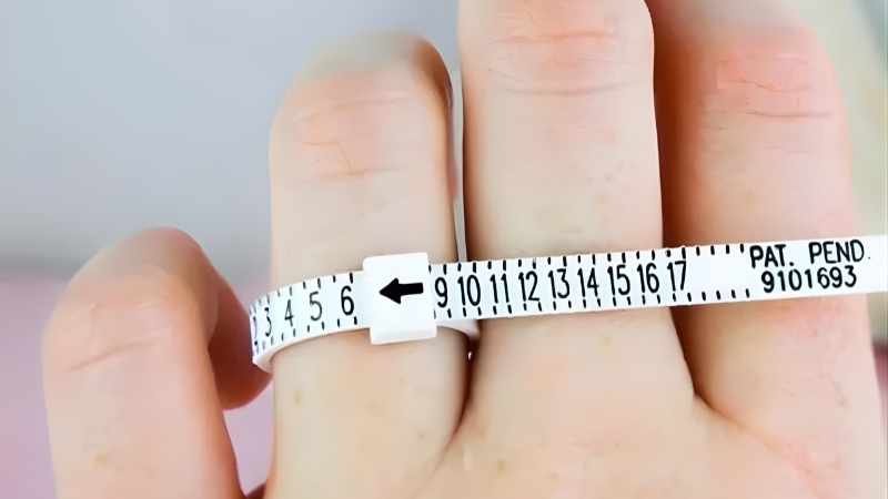 Trước khi mua nhẫn, bạn nên đo size để chọn nhẫn phù hợp