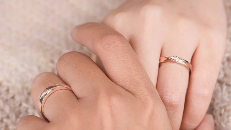 Đối với tay thon gọn, bạn có thể chọn bất kì kiểu nhẫn nào