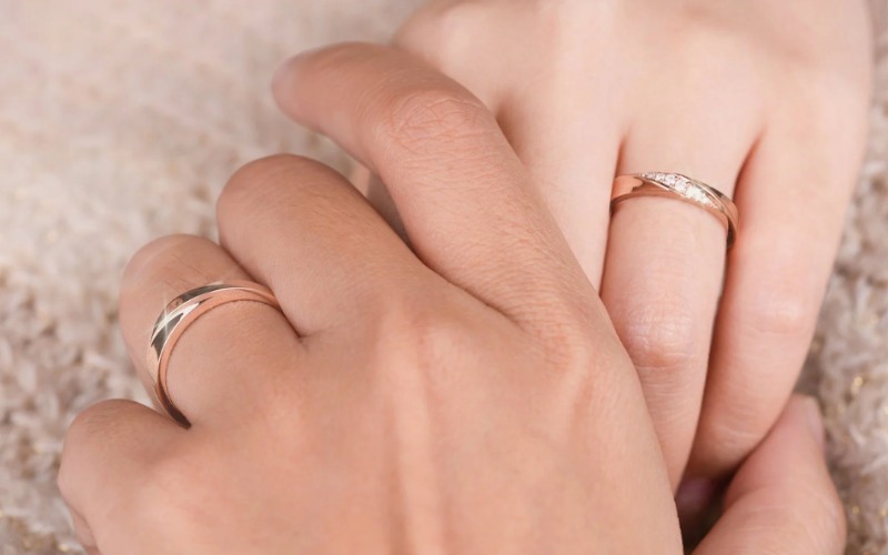 Nhẫn cưới là cặp nhẫn thiêng liêng được cô dâu và chú rể trao cho nhau trong nghi thức hôn lễ