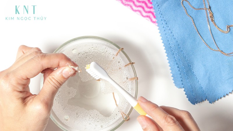 Làm sáng vàng bằng nước rửa chén hoặc xà phòng dịu nhẹ