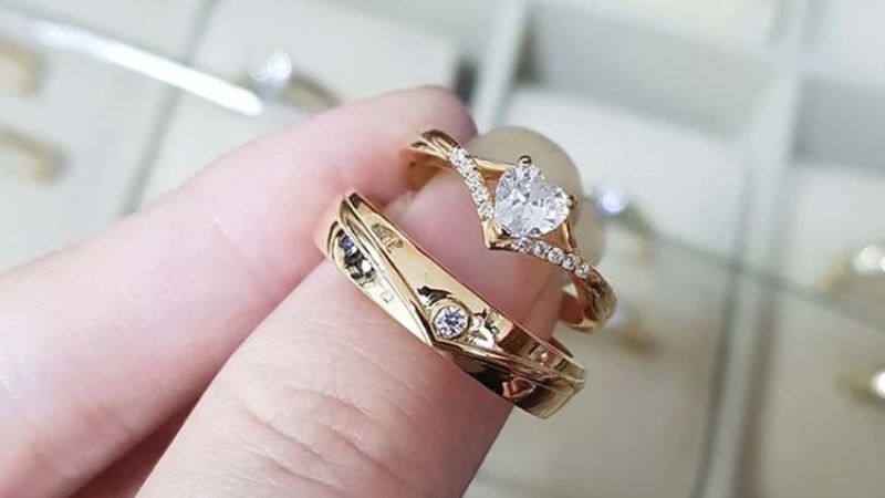 Nhẫn cưới vàng 18K thiết kế hiện đại và tinh tế