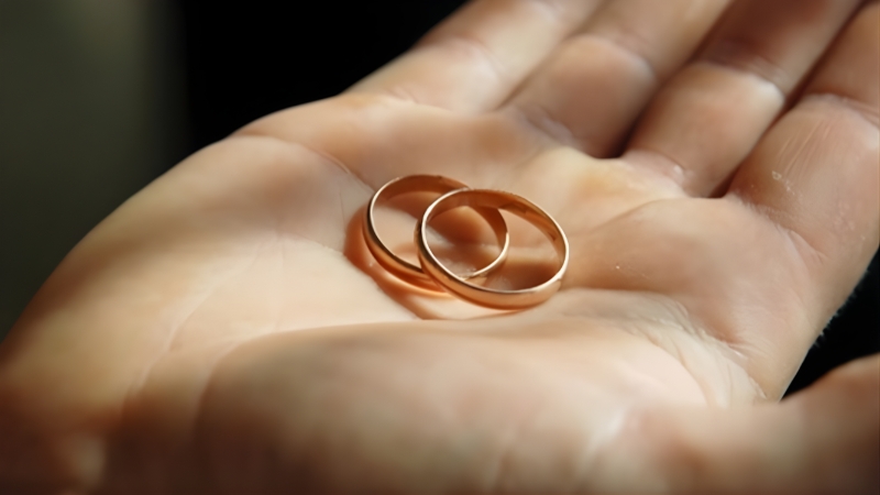 Việc bán nhẫn cưới thường bị xem là điều không nên