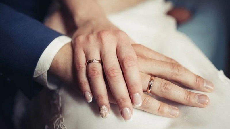 Việc đeo nhẫn trước để chụp ảnh pre-wedding hay quay phim kỷ niệm được xem là bình thường