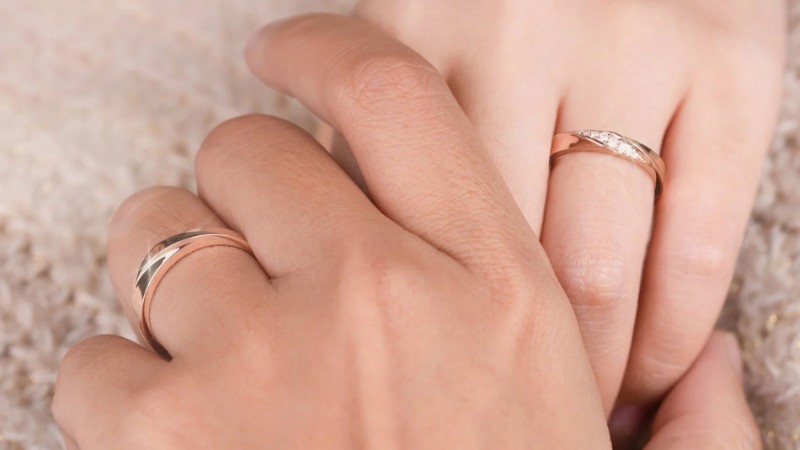 Bạn có thể sử dụng tư thế nắm tay nhau để làm nổi bật chiếc nhẫn cưới