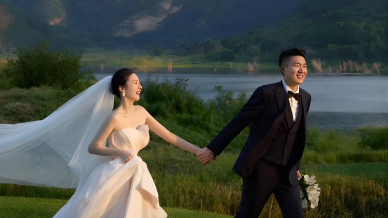 Khi chụp ảnh ngoài trời, việc đeo nhẫn sẽ rất dễ bị rơi nhẫn