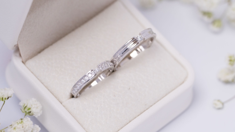 Nếu không đeo thì bạn có thể cất nhẫn vào hộp vải nhung