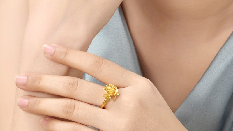 Nếu mới quen nhau, bạn không nên tặng nhẫn vàng cho đối phương vì có thể gây hiểu lầm