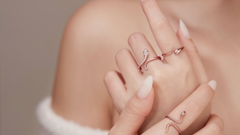 Nhẫn vàng hồng rất phù hợp với các bạn nữ thích sự lãng mạn