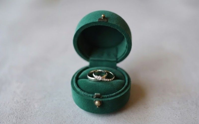 Bạn có thể sử dụng hộp đựng chuyên dụng để bảo quản nhẫn
