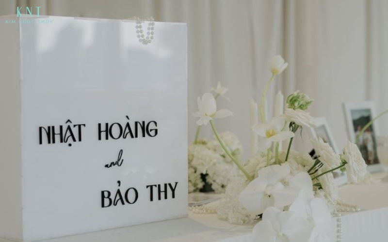 Khách mời có thể đặt quà hoặc tiền mừng trực tiếp vào thùng, giữ lễ nghi trang trọng
