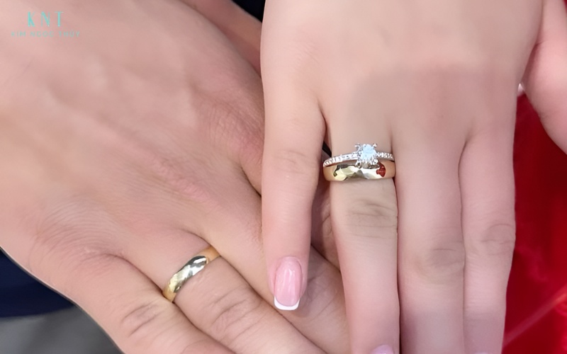 Kết hợp nhẫn cưới và nhẫn cầu hôn tạo nên bộ đôi nhẫn nổi bật và đồng điệu