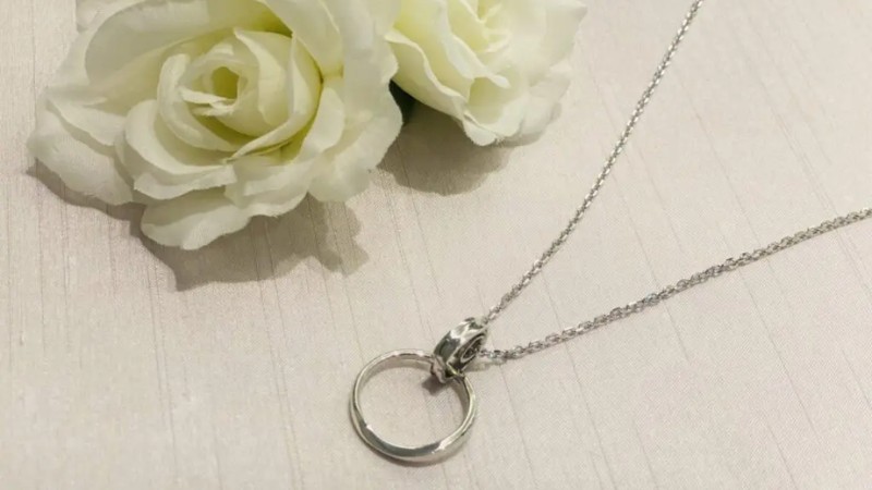 Bạn có thể cân nhắc đeo nhẫn cưới ở cổ nếu công việc không phù hợp để đeo nhẫn ở tay