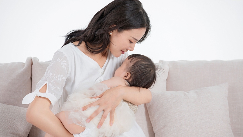 Nếu nhà bạn có em bé thì không nên lựa chọn việc đeo nhẫn ở cổ