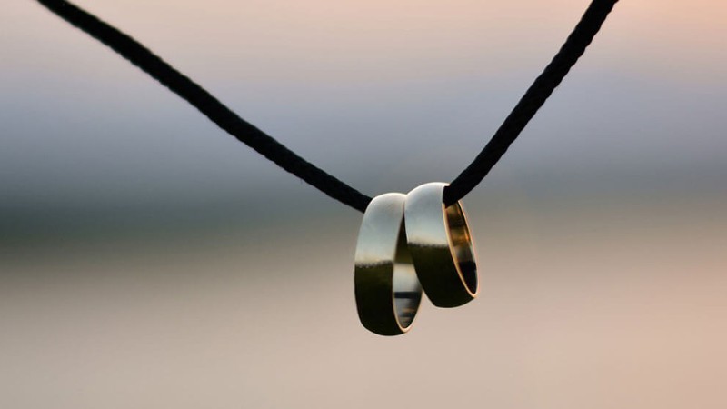 Bạn nên tháo dây chuyền khi không cần thiết