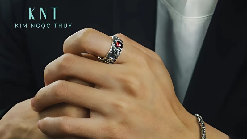 Với nam giới, tay phải trong nhiều quan niệm được xem là bàn tay gắn với hành động