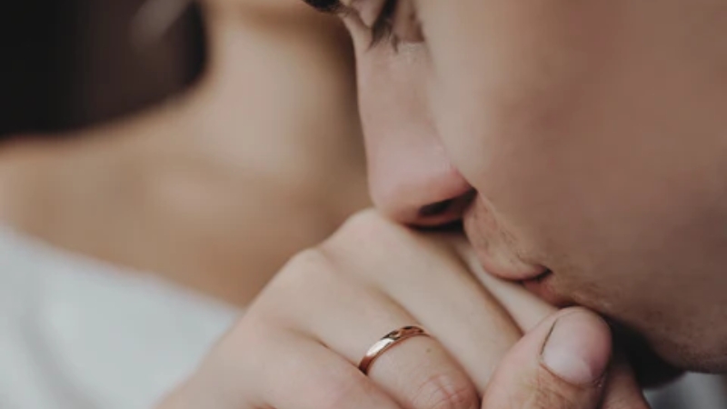 Kiểu tạo dáng đặt nụ hôn thể hiện sự trân trọng, nâng niu người bạn đời