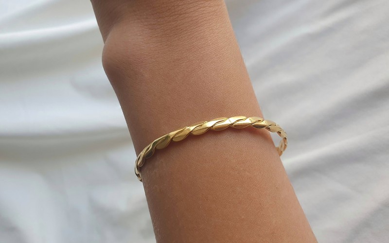 Đối với lắc tay thì bạn nên xem kỹ ở phần móc khóa hoặc miếng tag nhỏ gần chốt