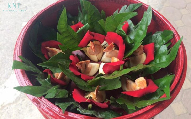 Mâm trầu cau tượng trưng cho sự gắn kết và tôn trọng giữa hai gia đình