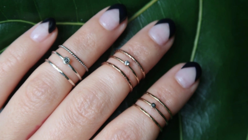 Kiểu Midi Ring gắn đá nhỏ giúp tạo điểm sáng nhẹ nhàng trên tay