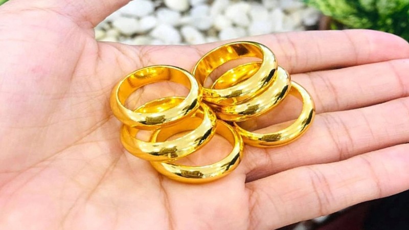 Do bám sát giá vàng thế giới hơn, giá vàng nhẫn thường xuyên biến động