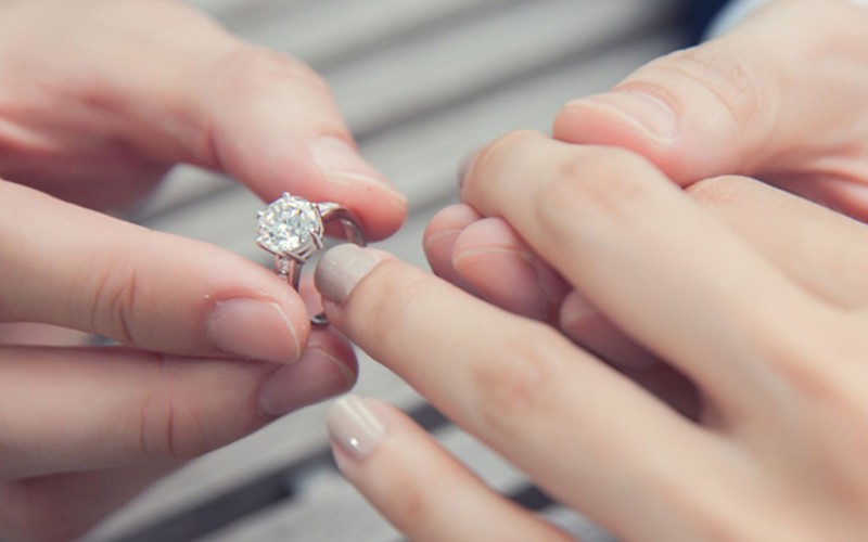 Bạn nên ưu tiên đeo nhẫn cầu hôn ở ngón áp út tay phải nếu gia đình theo hướng truyền thống