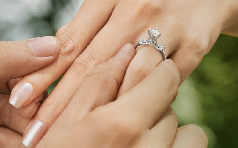 Theo phương Tây, đeo nhẫn ngón áp út tay trái được xem là biểu tượng của sự kết nối trái tim và tình yêu vĩnh cửu.