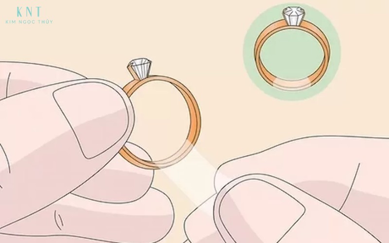 Quấn băng dính trong giúp nhẫn ôm tay hơn khi bị rộng