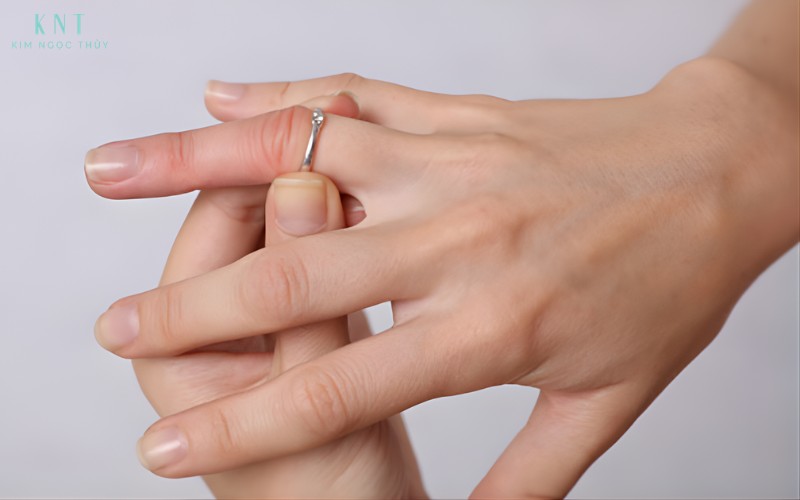Khi đã áp dụng nhiều cách nhưng vẫn không tháo được nhẫn, bạn nên nhờ thợ kim hoàn hỗ trợ