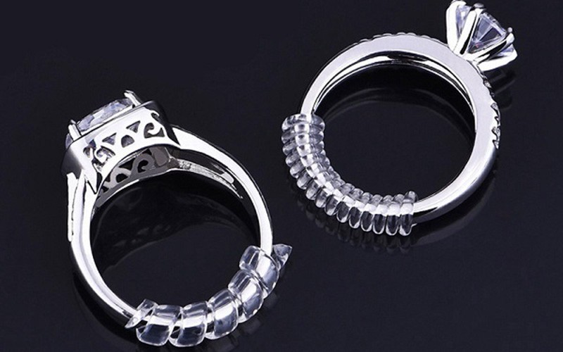 Dùng miếng silicon lót ở mặt trong vòng nhẫn để nhẫn ôm tay hơn