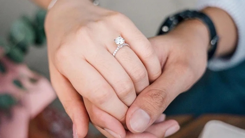Nhẫn cầu hôn là chiếc nhẫn được trao trong khoảnh khắc ngỏ lời kết hôn
